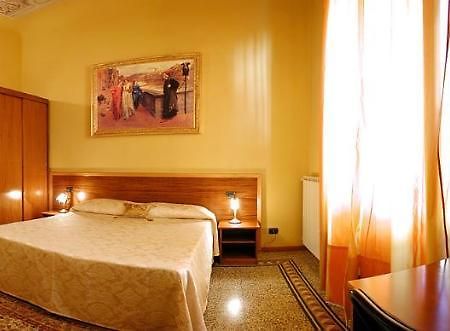 La Luna Guest House Firenze Bagian luar foto